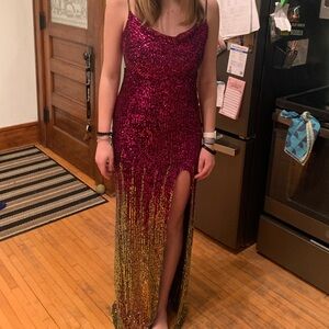 Prom dress
Purple
Size 7-8 
Never worn it 
BRAND NEW 
Best offer